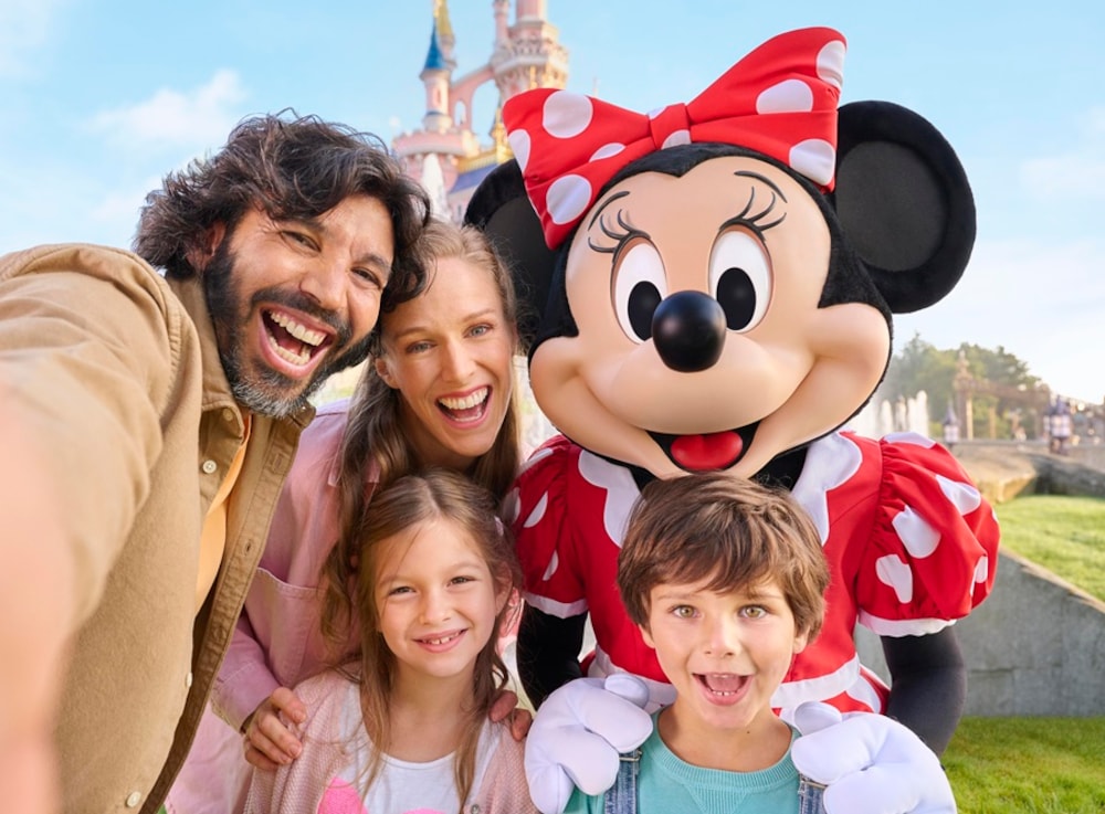 disneyland paris chistmas 2025