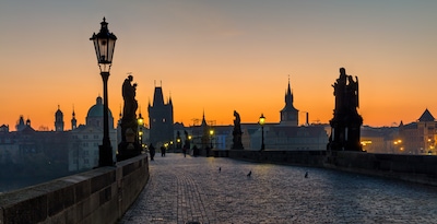 Conoce Praga de noche con un crucero nocturno con cena