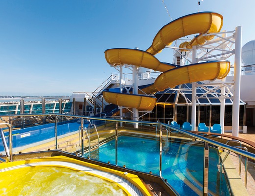 Piscina y tobogán